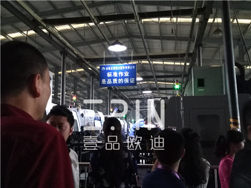 在劉總親自帶隊(duì)參觀正恒動(dòng)力生產(chǎn)車間環(huán)節(jié)，近距離走進(jìn)這樣的億元級(jí)企業(yè)，不管是先進(jìn)的生產(chǎn)設(shè)備還是完善的生產(chǎn)及管控流程都讓壹品歐迪小編無(wú)比震撼。 正恒動(dòng)力廠區(qū)及車間風(fēng)貌